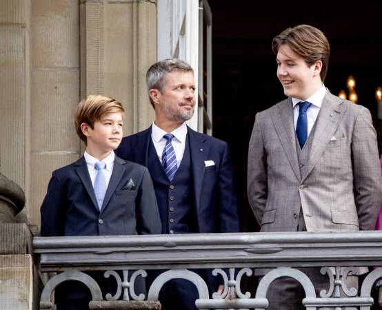 Frederik assiste fièrement aux 18 ans de son fils, le prince Christian, au balcon d’Amalienborg à Copenhague le 15 octobre 2023.