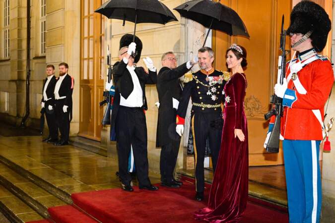 La reine Margrethe du Danemark a annoncé dans son discours du Nouvel An qu'elle abdiquerait le 14 janvier 2024. Le prince héritier Frederik prendra sa place et deviendra le roi Frederik le 10e du Danemark.