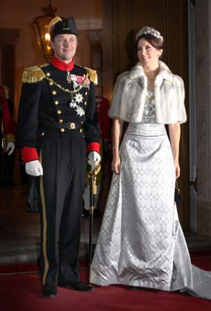 Le prince héritier danois Frederik et la princesse héritière Mary arrivent au palais d'Amalienborg à Copenhague, Danemark, le 1er janvier 2009 pour assister à la réception du Nouvel An.