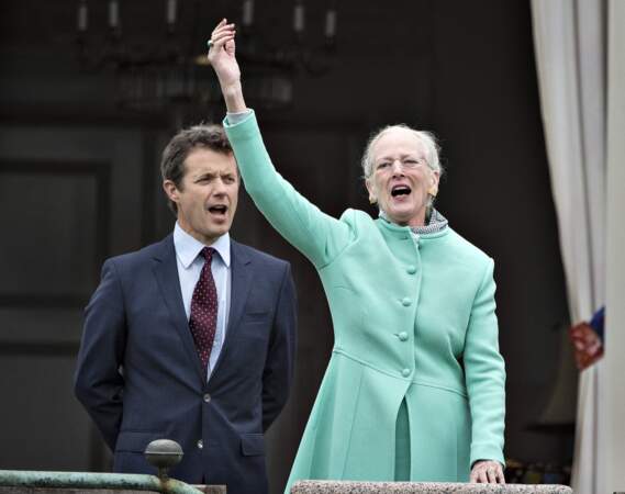 La reine Margrethe et le prince héritier Frederik lors du 77e anniversaire de la reine, à Aarhus, au Danemark, le dimanche 16 avril 2017.