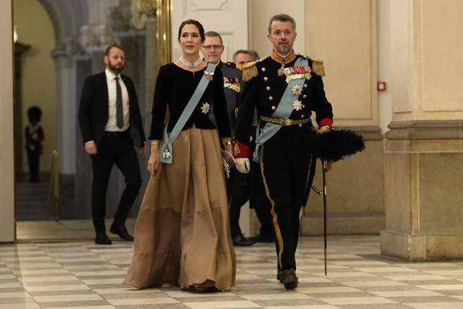 Le futur roi Frederik de Danemark porte quant à lui le costume officiel de son rang