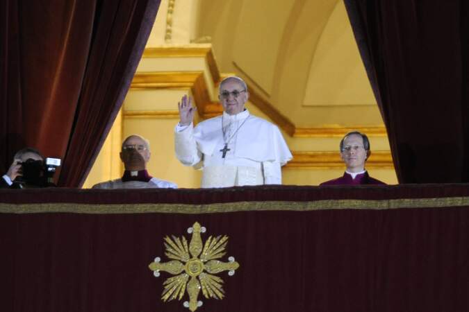 Le Cardinal Jorge Mario Bergoglio a été élu souverain pontife et prend le nom de François.