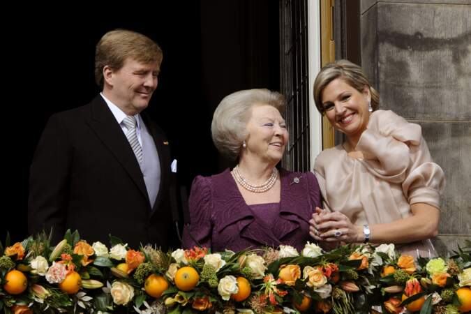Le roi Willem-Alexander des Pays-Bas, sa mère la princesse Béatrix et la reine Maxima au balcon du palais royal à Amsterdam.