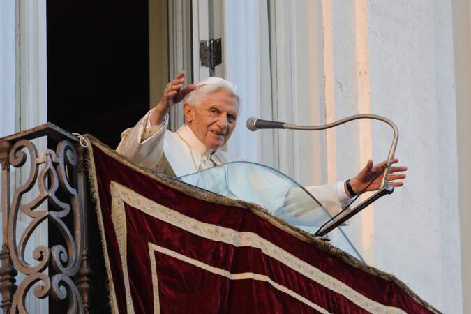 Le cardinal allemand Joseph Aloisius Ratzinger, devenu pape le 19 avril 2005 sous le nom de Benoît XVI, annonce en 2013 qu'il renonce à ses fonctions. 