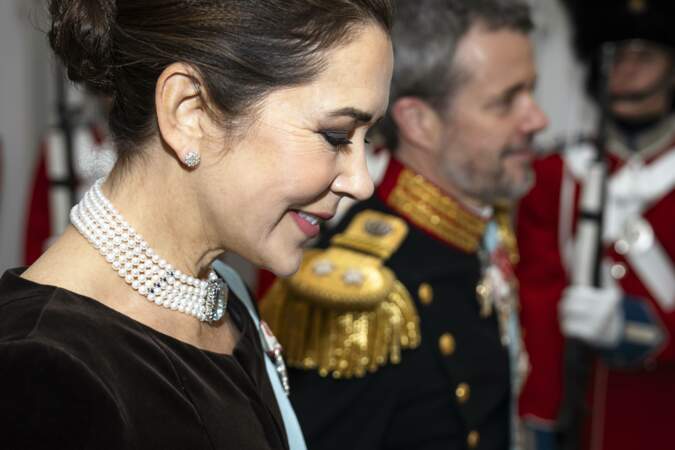 La princesse Mary du Danemark porte un sublime collier de perles