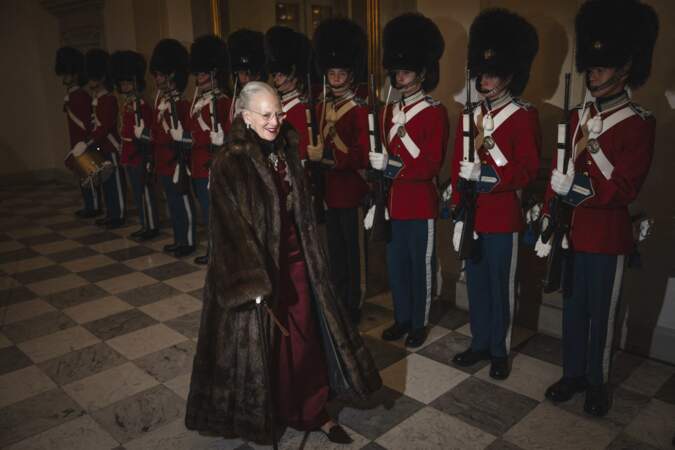 La reine Margrethe II du Danemark rentre dans le palais de Copenhague et passe devant une ligne de soldats