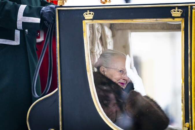 La reine Margrethe II salue les citoyens venus pour l'occasion