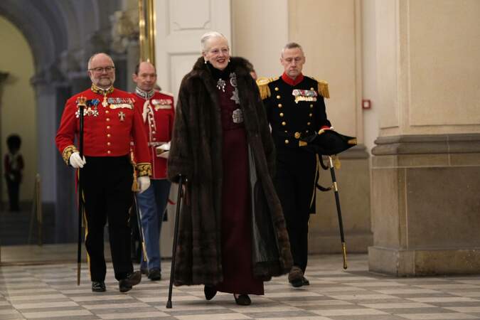 La reine Margrethe II du Danemark traverse le palais