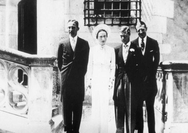 Roi du Royaume-Uni depuis seulement quelques mois, Edward VIII décide d'abdiquer en décembre 1936 pour épouser Wallis Simpson, une Américaine divorcée.