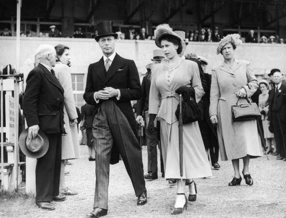 Son frère cadet Albert, père de la future Elizabeth II, lui succède et est couronné roi sous le nom de George VI en mai 1937.