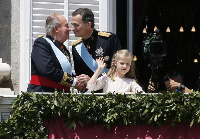 Le roi d'Espagne Juan Carlos, alors âgé de 76 ans, abdique le 18 juin 2014 en faveur de son fils, qui devient Felipe VI.