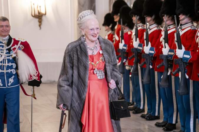 Aussitôt après son abdication, elle sera appelée « Sa Majesté la reine Margrethe ». L’actuel maréchal de la cour et plusieurs autres hauts dignitaires intègreront la cour que va constituer l’ex-souveraine. Elle a aujourd’hui 84 ans.