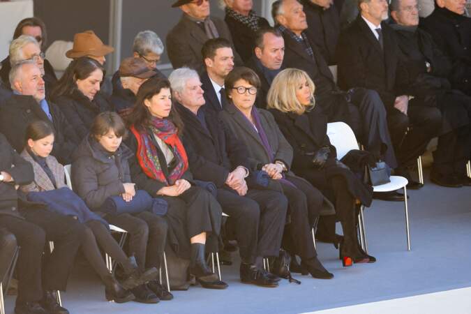 Martine Aubry, son mari Jean-Louis Brochen, sa fille Clémentine, et ses petits enfants Augustin et Olympe lors de l'hommage national à M. Jacques Delors. Ils sont assis aux côtés de Brigitte Macron