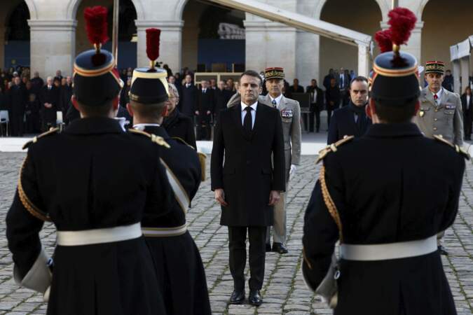 Emmanuel Macron au milieu des soldats pour le cérémonial de l'hommage à Jacques Delors