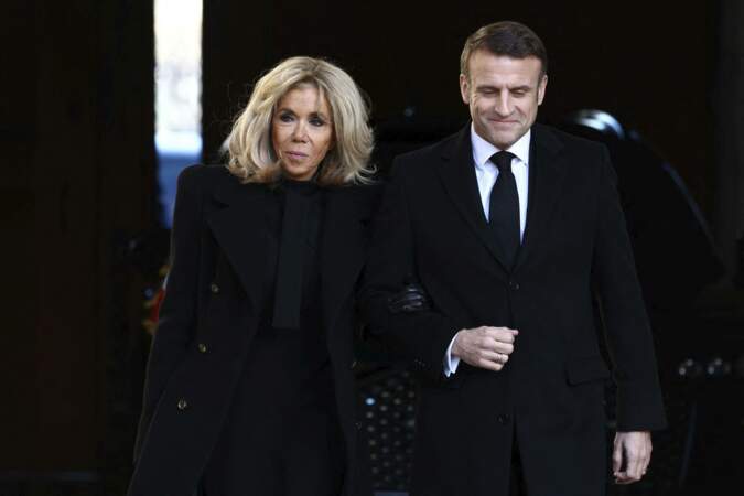 Pour l'occasion, il est accompagné de Brigitte Macron