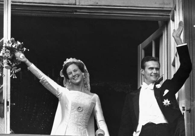 Elle épouse à Copenhague, le 10 juin 1967, à l'âge de 27 ans, le Français Henri de Laborde de Monpezat (1934-2018), avec qui elle aura deux fils : le prince héritier Frederik (en 1968) et le prince Joachim (en 1969).