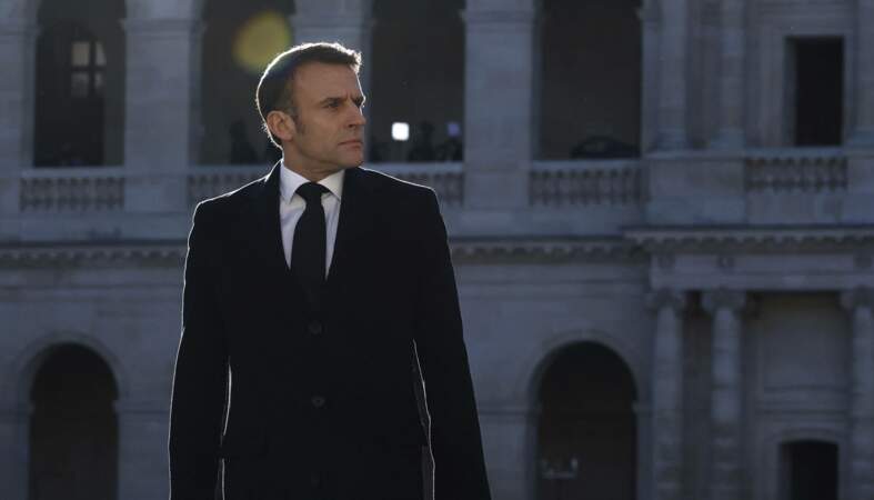 Emmanuel Macron salue la mémoire de Jacques Delors lors d'un hommage national aux invalides le 5 janvier 2024