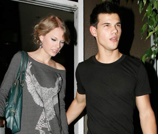 En 2009, Taylor Swift et l’acteur Taylor Lautner se rencontrent sur le tournage du film « Valentine’s Day ». La fiction est devenue réalité durant quelques mois. Cette fois-ci, c’est la chanteuse qui est à l’origine de la séparation, préférant conserver leur amitié. 
