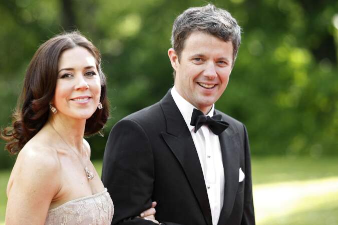 Le 19 juin 2010, le prince héritier Frederik de Danemark et la princesse Mary de Danemark arrivent au dîner gouvernemental organisé au Eric Ericson Hall sur Skeppsholmen en Suède