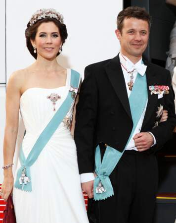 Le 15 avril 2010, la princesse héritière Mary et le prince héritier Frederik du Danemark arrivent pour le spectacle de gala au Théâtre royal danois de Copenhague