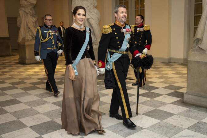Le 4 janvier 2023, le prince héritier Frederik et la princesse héritière Mary arrivent à la cure du Nouvel An