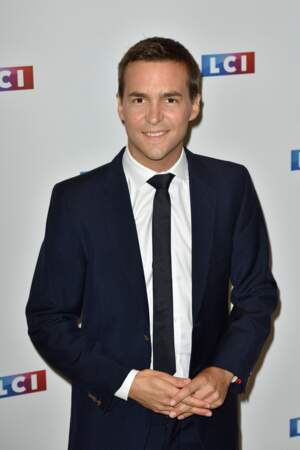 Adrien Gindre est chef du service politique du groupe TF1 et anime l’émission Débat sur LCI. Il mène l'interview politique de l'invité dans la matinale