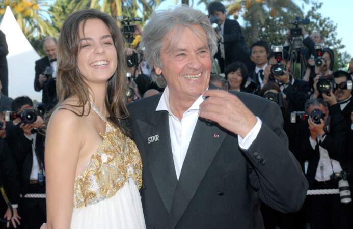 En 2007, elle monte les marches du Festival de Cannes aux côtés de son père. Elle a 17 ans