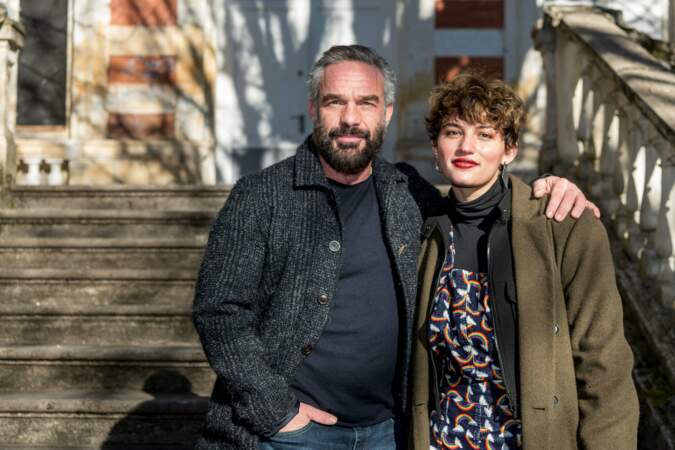 L'acteur français Philippe Bas et l'actrice française Lucia Passaniti posent lors d'un photocall au Festival de la Télévision de Luchon où le film Les oubliés d'Amboise est projeté, à Bagnere de Luchon, dans le sud-ouest de la France, le 9 février 2022. 