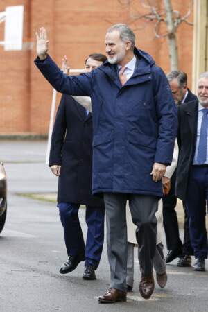 Le roi d'Espagne Felipe VI salue les personnes présentes pour le rencontrer