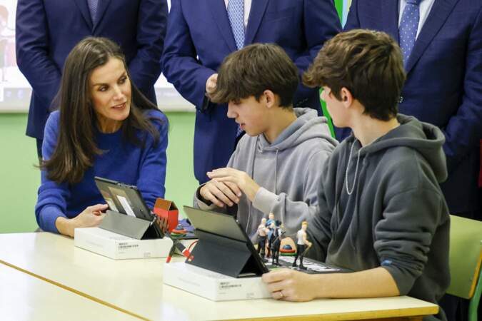 La reine d'Espagne Letizia a aussi pris le temps d'expliquer aux élèves les raisons de sa présence