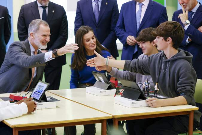Le roi d'Espagne Felipe VI semble très complice avec un des élèves et veut lui serrer la main