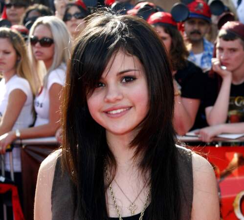 Selena Gomez, née le 22 juillet 1992 à Grand Prairie, au Texas, est une chanteuse, actrice et productrice américaine.
En 2007, elle incarne Alex Russo dans la série humoristique de Disney Channel, Les Sorciers de Waverly Place. Elle a alors 15 ans.