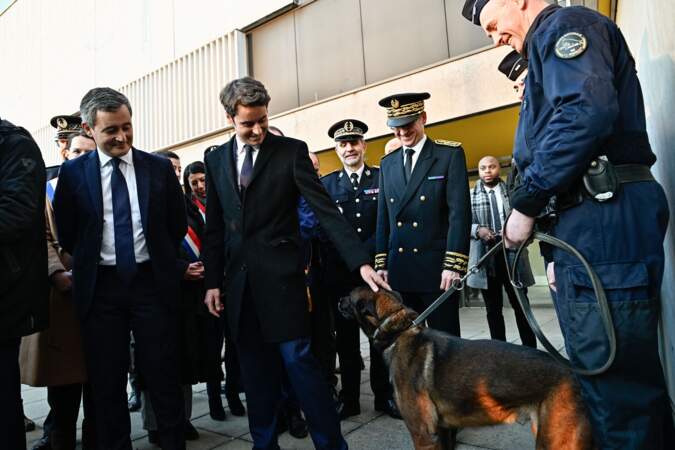 Gabriel Attal caresse le chien policier.