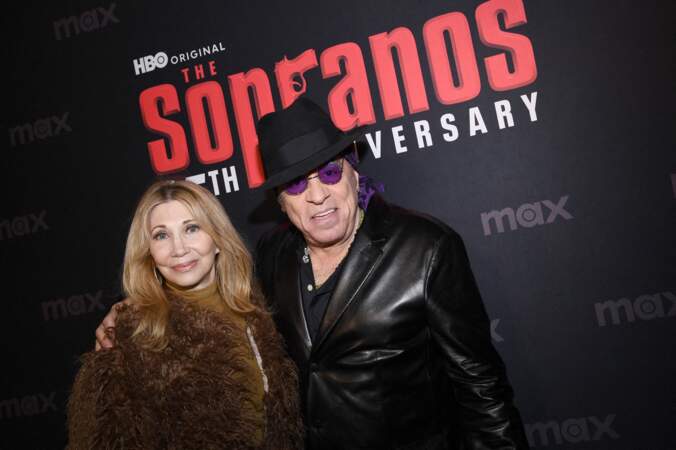 À cette occasion, plusieurs actrices et acteurs se sont retrouvés pour célébrer ensemble le 25e anniversaire des Sopranos au restaurant Da Nico à New York.
C'est le cas de Maureen Van Zandt et Steven Van Zandt (Silvio Dante).