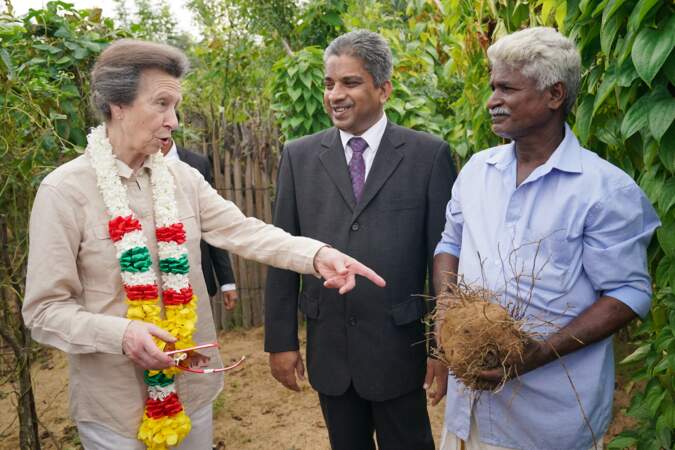 La princesse Anne a ensuite visité un village de réinstallation sur le site du Halo Trust à Muhamalai. Elle porte une écharpe de fleurs