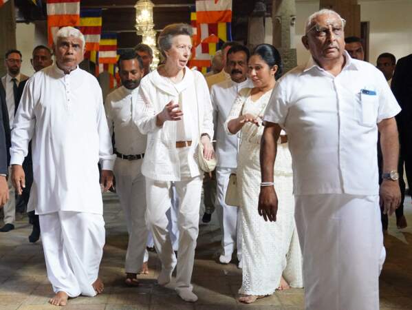 Le lendemain, le couple royal a  visité le Temple de la Dent Sacrée à Kandy