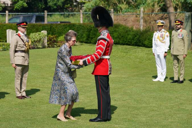 La princesse royale salue un soldat lors d'une visite au cimetière Jawatte de la Commission des sépultures militaires du Commonwealth à Colombo