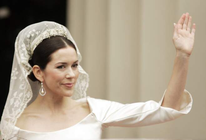 Elle épouse le 14 mai 2004 dans la cathédrale luthérienne de Copenhague le prince héritier Frederik de Danemark.