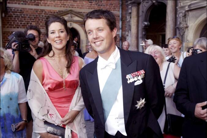 Ce n’est que plus tard que Mary a découvert que le jeune homme, était le prince héritier du Danemark et que son groupe d’amis était essentiellement composé d’autres membres de familles royales européennes. Une discrète relation voit le jour à distance avant les fiançailles en octobre 2003 à l'âge de 31 ans.