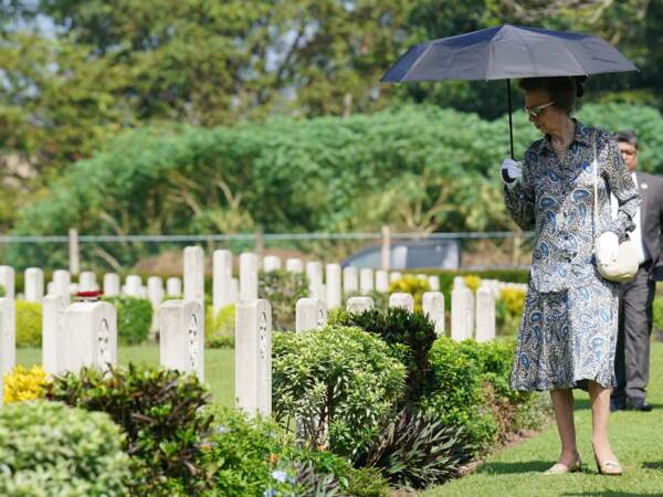 La princesse royale lors d'une visite au cimetière Jawatte de la Commission des sépultures de guerre du Commonwealth à Colombo