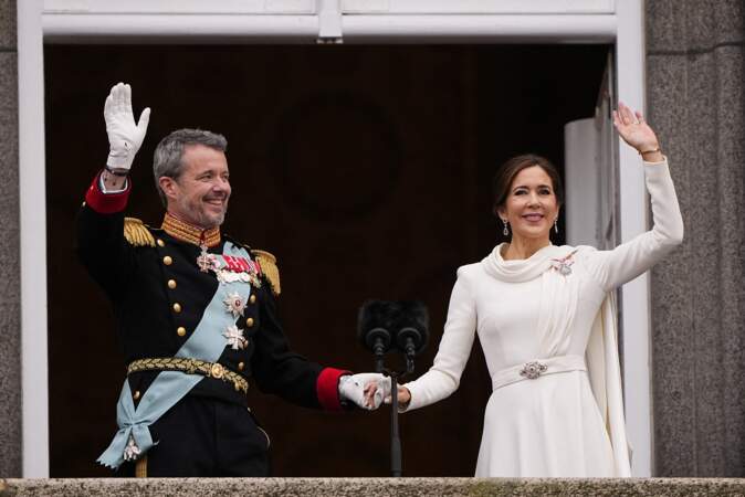 Ce 14 janvier 2024, Frederik X a été proclamé roi de Danemark. Il est apparu au balcon du château de Christiansborg auprès de sa femme, la reine consort Mary.