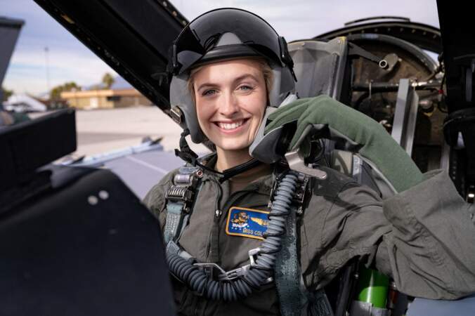 La jeune femme s'entraîne régulièrement sur sa base pour devenir pilote. 