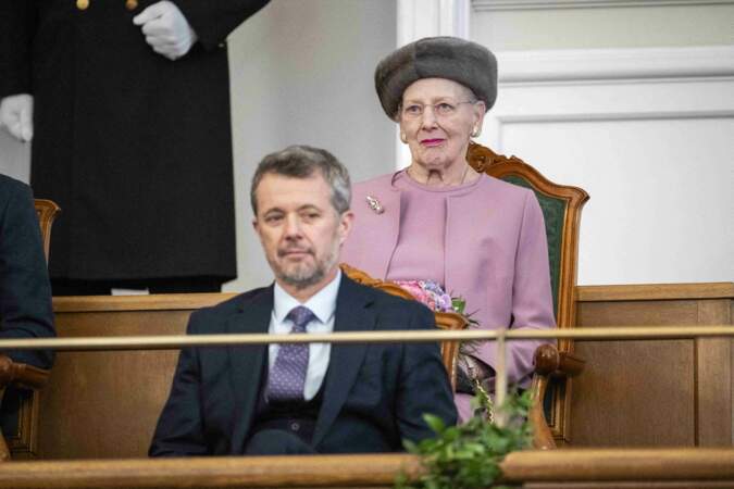 La reine Margrethe II s'est installée derrière son fils aîné désormais roi. 