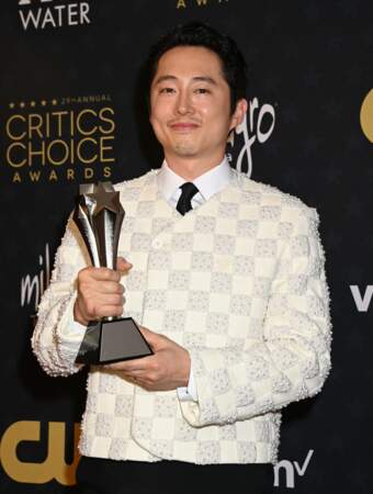 Steven Yeun a été élu meilleur acteur dans une mini-série ou un téléfilm pour son rôle dans Les Acharnés. 