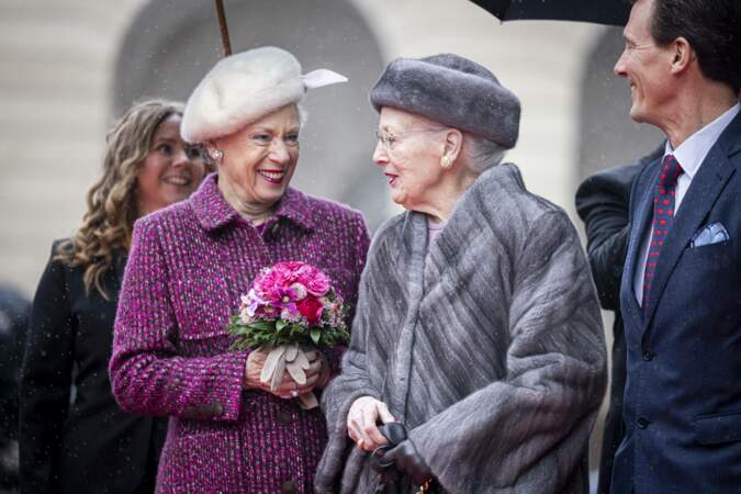 La princesse Benedikte et la reine Margrethe II lors du premier déplacement de Frederik X en tant que roi au siège du Parlement. 