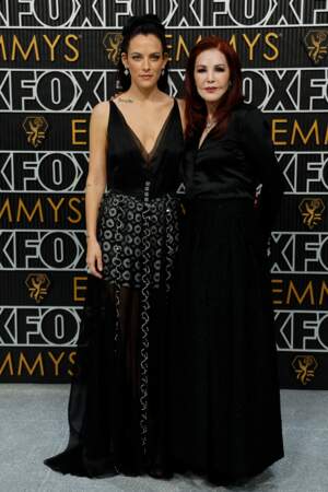 75e cérémonie des Emmy Awards, le 15 janvier 2024 au au Peacock Theater de Los Angeles : Riley Keough et sa grand-mère, Priscilla Presley