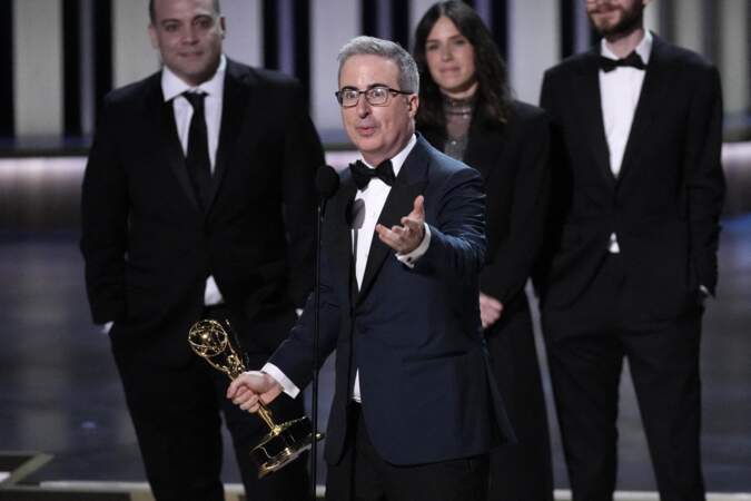 75e cérémonie des Emmy Awards, le 15 janvier 2024 au au Peacock Theater de Los Angeles : John Oliver reçoit le prix de la meilleure série scénarisée