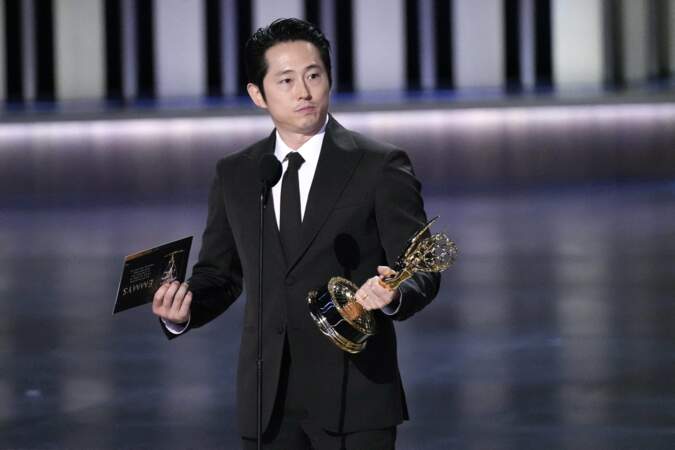 75e cérémonie des Emmy Awards, le 15 janvier 2024 au au Peacock Theater de Los Angeles :  Steven Yeun reçoit le prix de l'acteur principal exceptionnel dans une série ou un film limité ou d'anthologie 