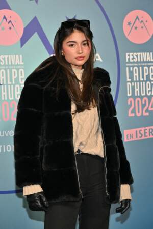 Cassandra Cano assiste à la cérémonie d'ouverture du 27ᵉ Festival du film de l'Alpe d'Huez.