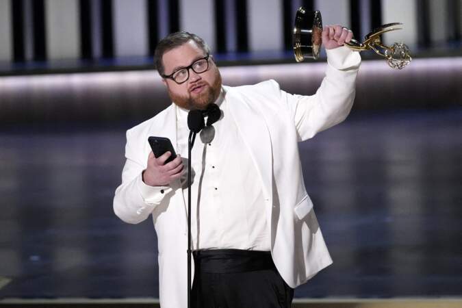 75e cérémonie des Emmy Awards, le 15 janvier 2024 au au Peacock Theater de Los Angeles : Paul Walter Hauser reçoit le prix du meilleur acteur dans une série limitée ou d'anthologie ou dans un film